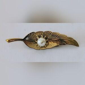 𝗚𝗼𝗹𝗱 𝗟𝗲𝗮𝗳 𝘄𝗶𝘁𝗵 𝗣𝗲𝗮𝗿𝗹 𝗔𝗰𝗰𝗲𝗻𝘁 𝗩𝗧𝗚.𝗕𝗿𝗼𝗼𝗰𝗵𝗲